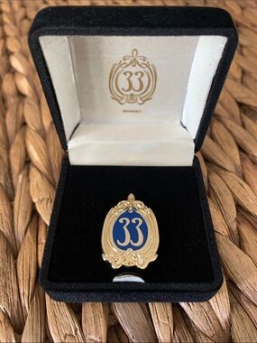 NIB Disneyland Club 33 Blue Mosaic Logo Gold Pin – Exclusive!